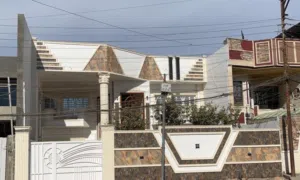 بيت حديث طابقين 6 غرف نوم مع صالتين واستقبال و5 حمامات وشقة معزولة وحديقة وكراج لسيارتين