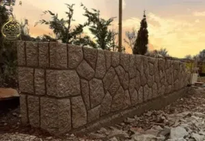 متخصصون في بناء السلاسل الحجرية والأسوار الهرمية وتشيك الاراضي