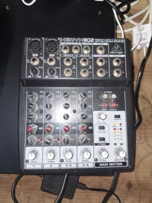 للبيع مكسر بهرنجر عادي mixer behringer for sale 2 mono channels and 2 stereo channels