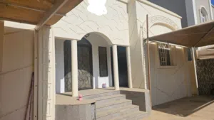 للبيع منزل ارضي ممتاز في المعبيله خلف كلية الخليج مقابل جامع الانبياء
