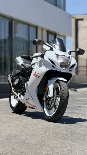 Suzuki  GSX-R600 2020  لون ابيض حبه مميزه بالاردن من نوعها فحص شركه  خالي حوادث