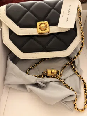 شنته charles&keith موديل avis two-tone geometric ، جديده وغير مستعمله للبيع