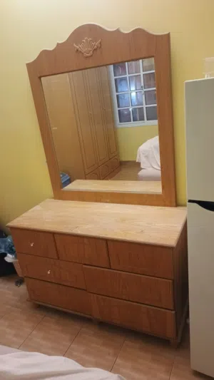 غرفه نوم بحاله ممتازه خشب ذات جودة عالية لتواصل وتساب او إتصال