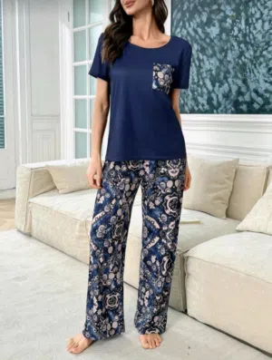 طقم بيجامة نسائي كاجوال مطبوع – قماش محبوك ناعم برقبة دائرية مع جيب وأكمام قصيرة
