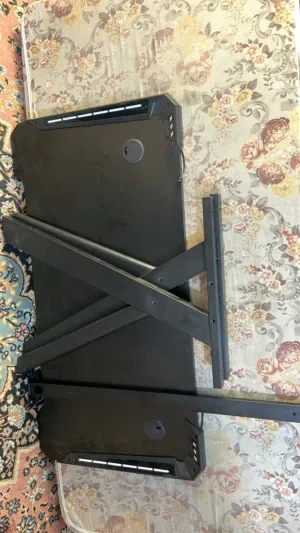طاوله gaming RGB محتاجه سلك وبراغي يعني كوم الي بدو ياها بدو يصلحها شريتها 60 دينار