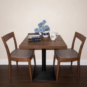 طاولة مع كرسيين table