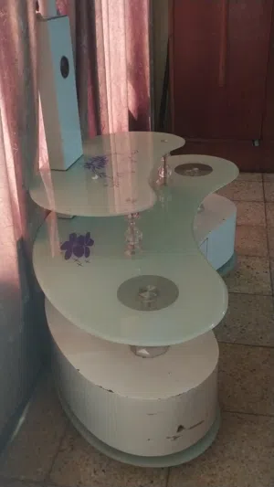 طاولة تلفزيون زجاجيه