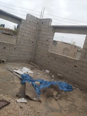 فيه خزان وبير  قواعد وعمدان وكاتين المساحه 425  نص كاش ونص تحويل عادي