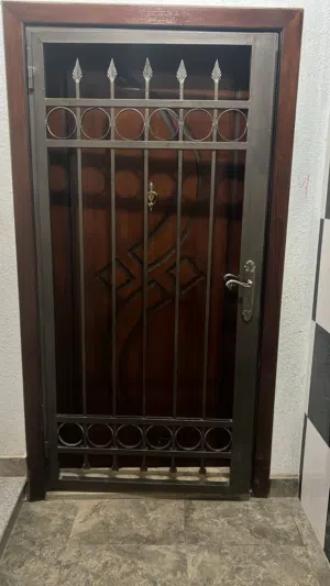 باب خشب  وشبك حديدي ثقيل