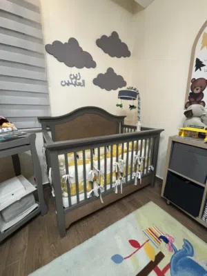 سرير أطفال وخزانة عدد 2 وطاولة غيار منتجات أمريكية للبيع
