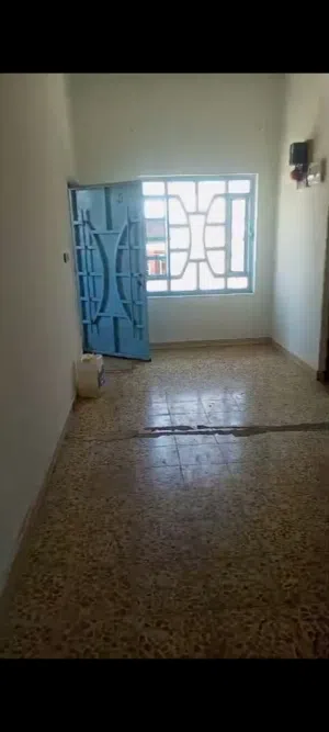 شقة سكنية طابق ثاني ضمن بنايه سكنيه للإيجار في المقاولين