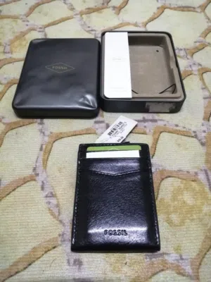 محفظة بطاقات جلدية فاخرة وانيقة FOSSIL فوسيل للرجال أصلية 100% مصنوعة من أجود انواع الجلود الاصلية.