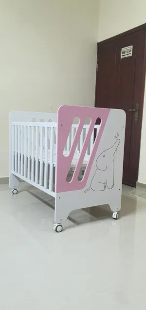 سرير اطفال نوعيه ممتازه جدا شبه الجديد