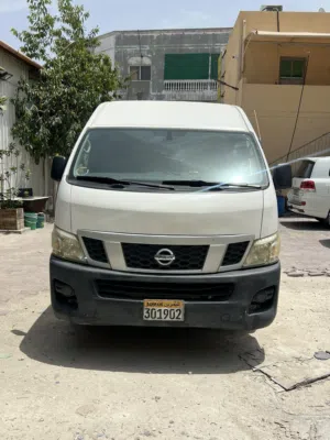 للبيع باص نيسان شحن