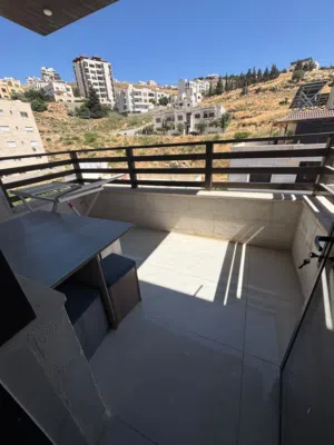 شقة مفروشة مميزة وقمة بالرقي بإطلالة لا مثيل لها وقريبة من الخدمات بتكييف لكامل الغرف