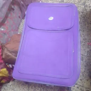 جنطة سفر لبيع نضيفات ما مستعملات هواي ورصاصية جديدة