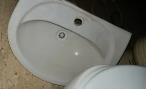 طقم حمام مكون من مغسله وافرنجية لون ابيض نوعية جيدة