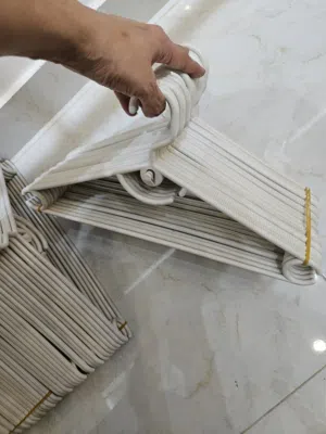 علاقات ملابس أو شماعات مشكل كمية بحاله ممتازه