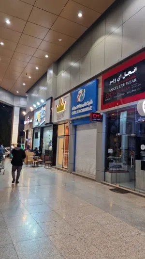 للبيع شركة نظارات موقع مميز جدا (لولو هايبر) حولي المحل يصلح ايضاً مجوهرات ذهبية او صرافه عملات