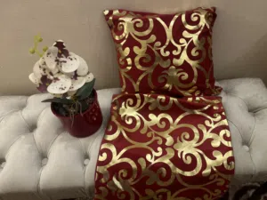 طقم طاولةلون خمري مذهب عبارةعن رنر طاولةلون خمري طويل و2كوشنز وقوار ورد للبيع ب8