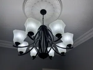 ثرية أنيقة بلون أسود – 8 لمبات – بحالة ممتازة