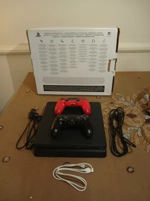 جهاز بلاي ستيشن 4 مستعمل استعمال قليل مع وحدتين تحكم مع العاب