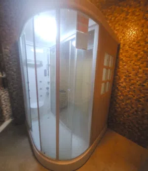 غرفه ساونا مع غرفه بخار مع شاور كلهم في واحد