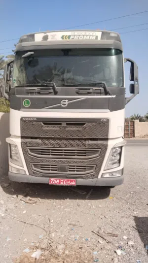 Volvo 2017 unit and curtain side trailer