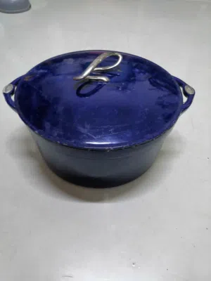 إليك الإعلان بعد إضافة اسم الشركة المصنعة (Lodge) إلى التفاصيل: **للبيع: قدر حديد زهر (Cast Iron) من