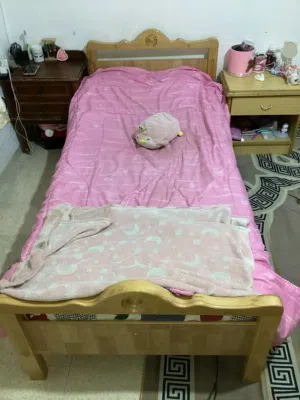 حزانتين وشاشة سوني 30 و  تخت خشب زان مستعمل وطاولة عدد 2