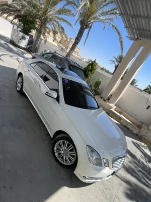 مرسيدس E350 2011 نظيفة الله يبارك درجة اولي سيارة جديدة قيادتها ااصفاار