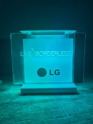 طاوله شاشة ماركة Lg شبه جديدة للبيع