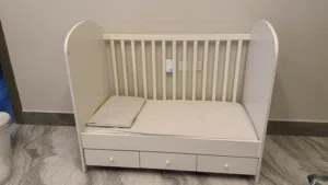 سرير اطفال من ايكيا مع ثلاث دروج IKEA crib with three drawers