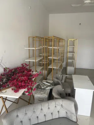 بيع ستاند ملابس عدد5 وطاوله عرض منتجات بشكل جميل وعصري