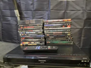 للبيع جهاز دي في دي نوع باناسونيك أصلي الوكيل مع أكثر من 25 فلم و مسلسل بحالة ممتازة