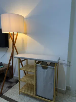 انارة أرضية مع طاولة كوي