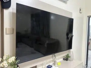 تلفزيون مستعمل شهرين فقط مكسورة شاشته