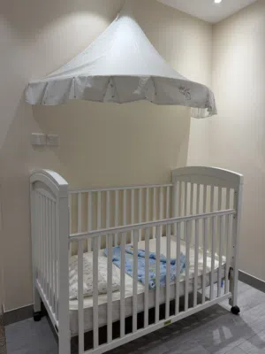 للبيع سرير مع الفراش و المظلة استخدام بسيط