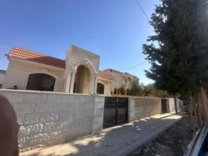 بيت للبيع قوشان مستقل مكون من شقتين شقه أمامية وشقه خلفية