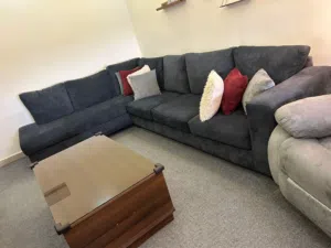 آثاث غرفه جلوس بحاله ممتازه للبيع - يتضمن كورنر و ريكلاينر و بوف