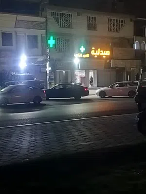 غرفه في شقه مشتركه على الشارع العام ايجار شهري نظيفه حب الخليج تنفع إلى عازب أو طالب