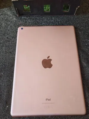 iPad 8بحالة جيدة جهاز نضيف استخدام الجهاز ما دخل محل صيانة نهائيالخفيف جدا