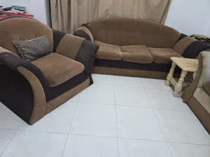 غرفة جلوس مكونة من كنبتين كل كنبة ثلاث أشخاص وكرسيين. Living Room Set for Sale Includes two 3-seater
