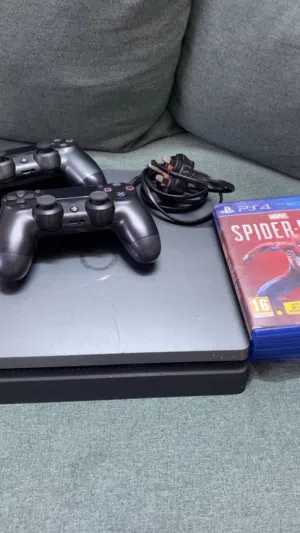 PS4مع يد وألعاب للبيع