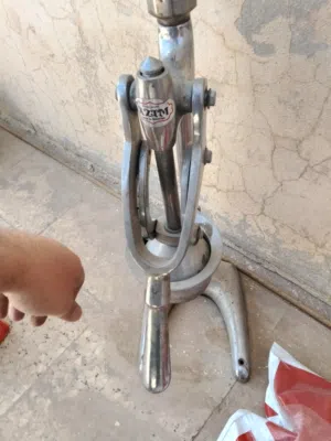 عصارة برتقال يدوية