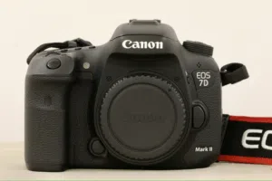 كاميرا DSLR Canon للبيع : كانون 7D Mark II مع معدات التصوير ادناه