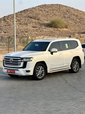 Toyota Land Cruiser 2023 for rentتويوتا لاندكروزر 2023