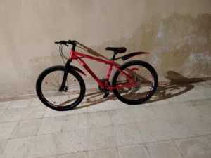 دراجه هوائيه للبيع بحاله ممتازه جنط26 لون احمر غامق بحاجه لبلف خلفي استعمال شهر بداعي السفر