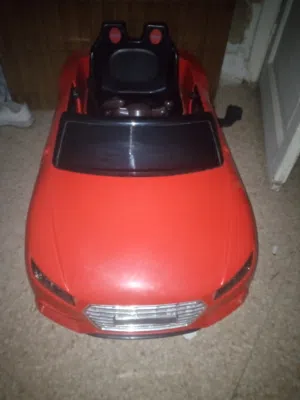 سيارت اطفال نوع اودي بحالة الوكالة شاحن كهربا فل اضافات بواب فتح زمور موسيقا كرسي قلب للبيع 35 دينار