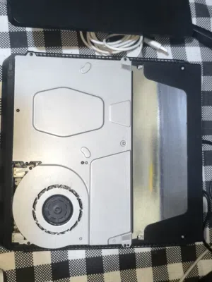 Ps4 مستعمل استعمال نضيف جداً مع ملحقاته يد تحكم و شاحن طويل مساحة 1t 1024g